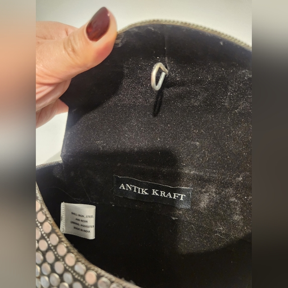 Metal Heart Shape Clutch Crossbody - Picture 3 of 4